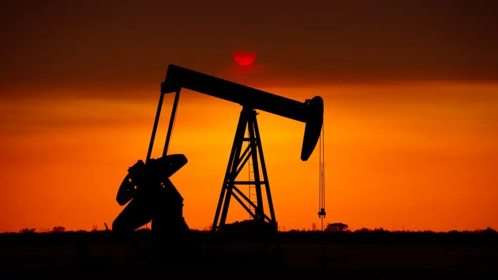 La AIE prevé la primera caída del consumo mundial de petróleo desde la pandemia y alerta por la tensión en Medio Oriente