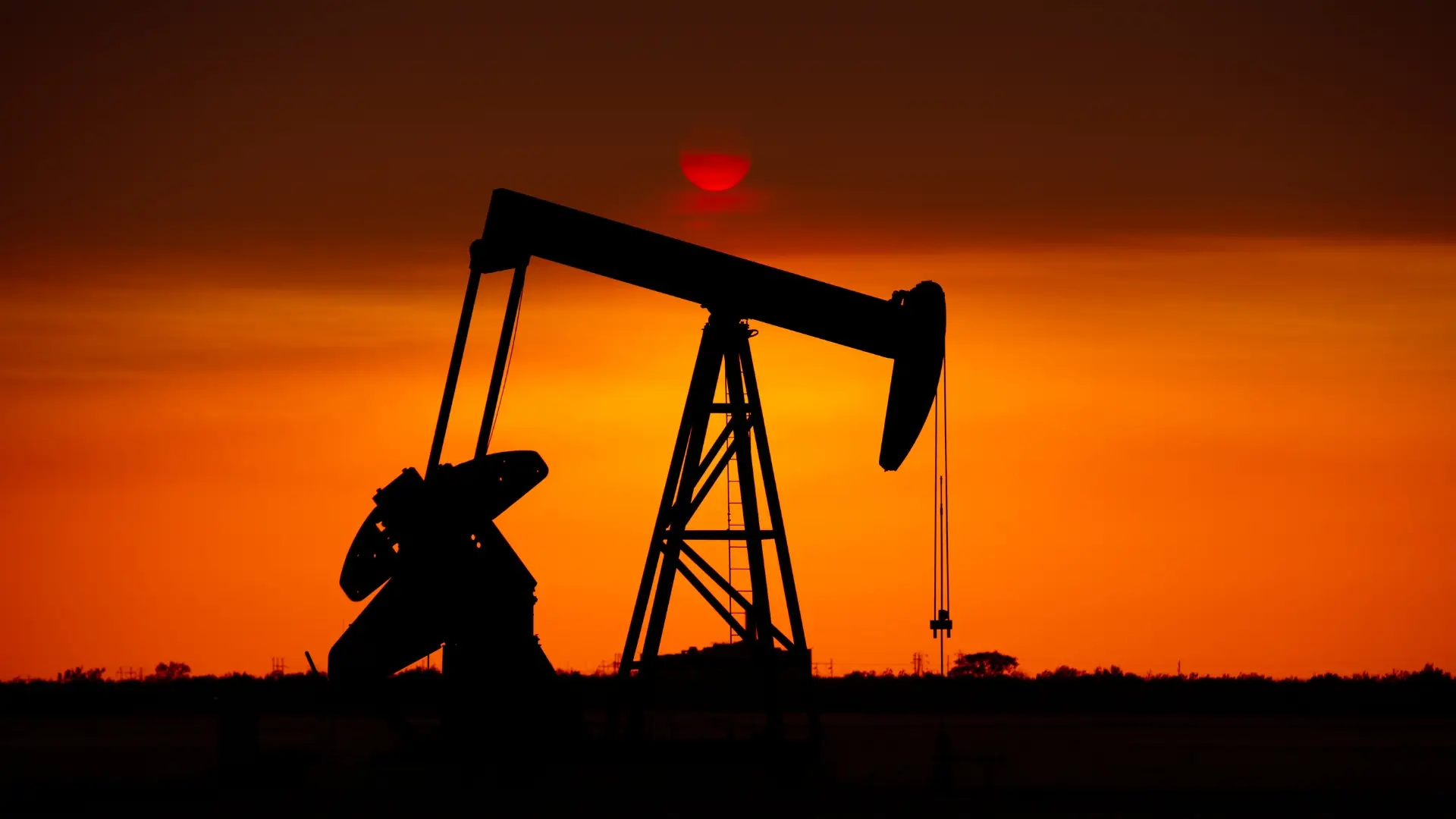 La AIE prevé la primera caída del consumo mundial de petróleo desde la pandemia y alerta por la tensión en Medio Oriente