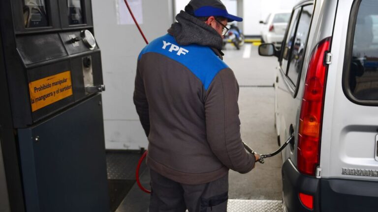El gobierno volvió a postergar parte del aumento de impuestos a los combustibles y definió subas parciales en mayo
