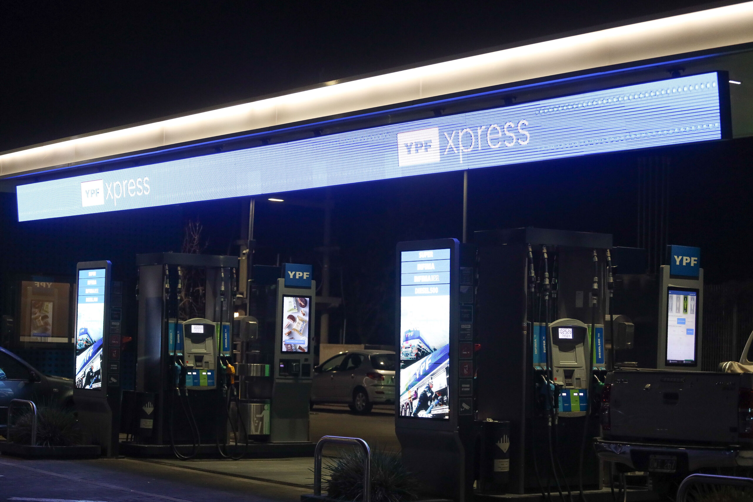 Cómo ahorrar dinero cargando combustible en la madrugada