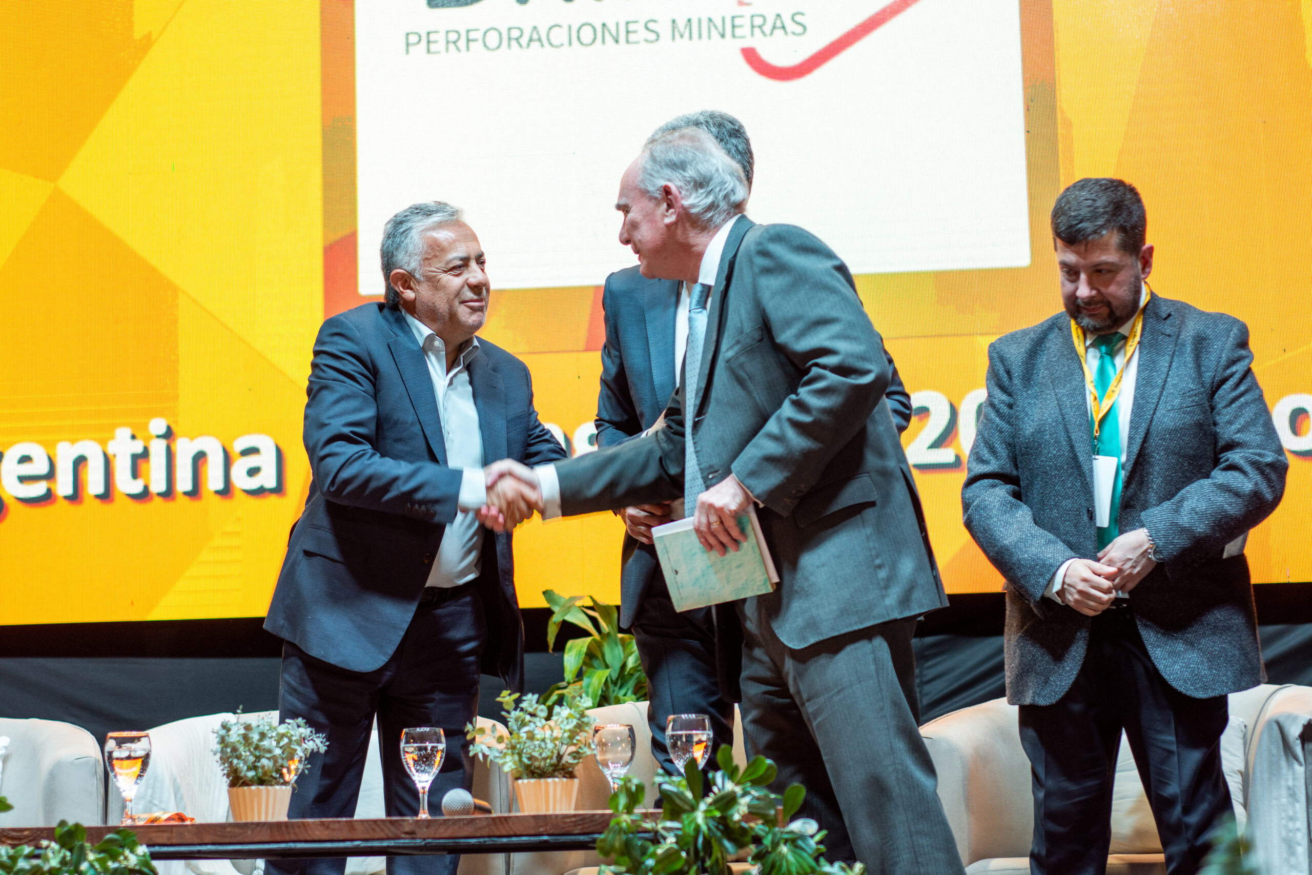 Cornejo anunció que envió a la Legislatura la DIA de PSJ y el proyecto para crear la Ley de Regalías Mineras
