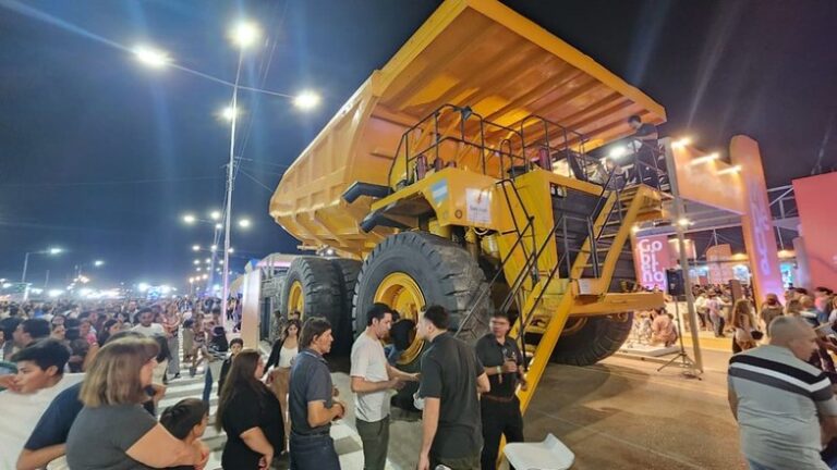 Camión fuera de ruta y juegos interactivos: así es el stand minero en la Fiesta del Sol en San Juan