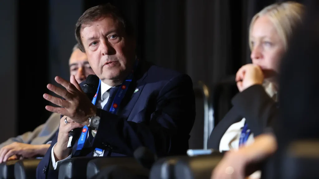 En Canadá, Weretilneck posiciona la minería como motor de empleo joven