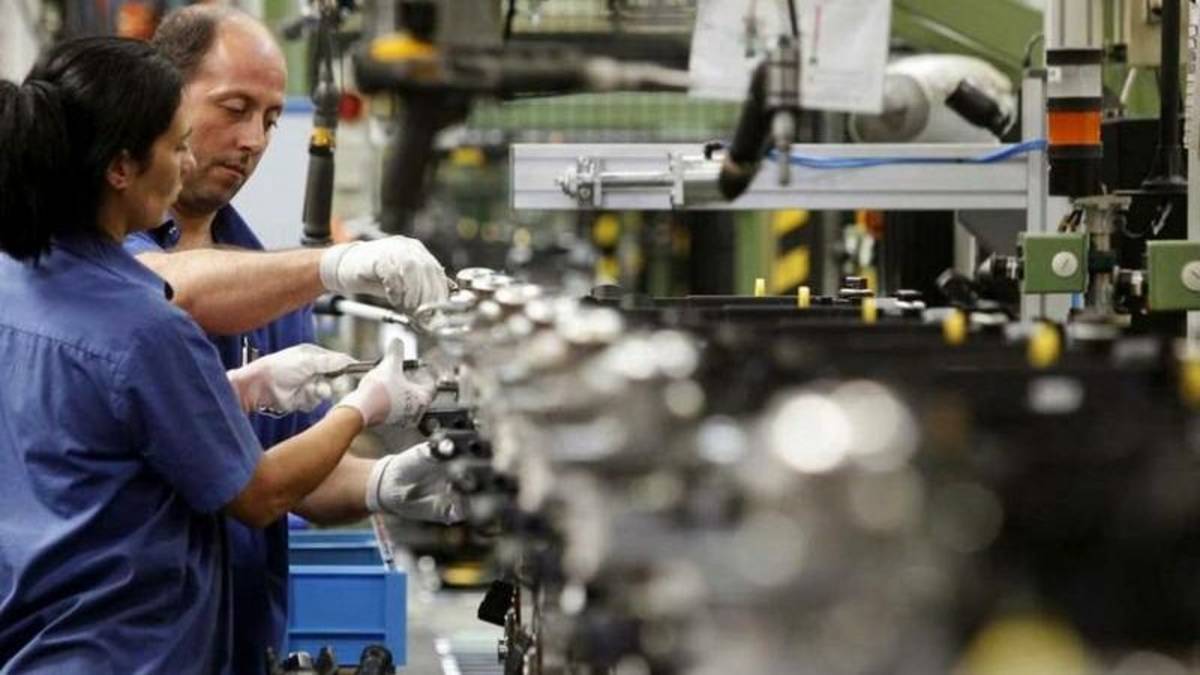 La actividad industrial cayó en junio y acumuló un retroceso del 3% en el semestre