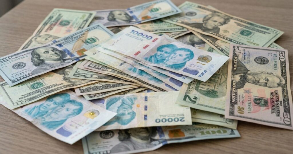 El dólar se mantiene estable y la soja impulsa las exportaciones, pero el salario real vuelve a caer