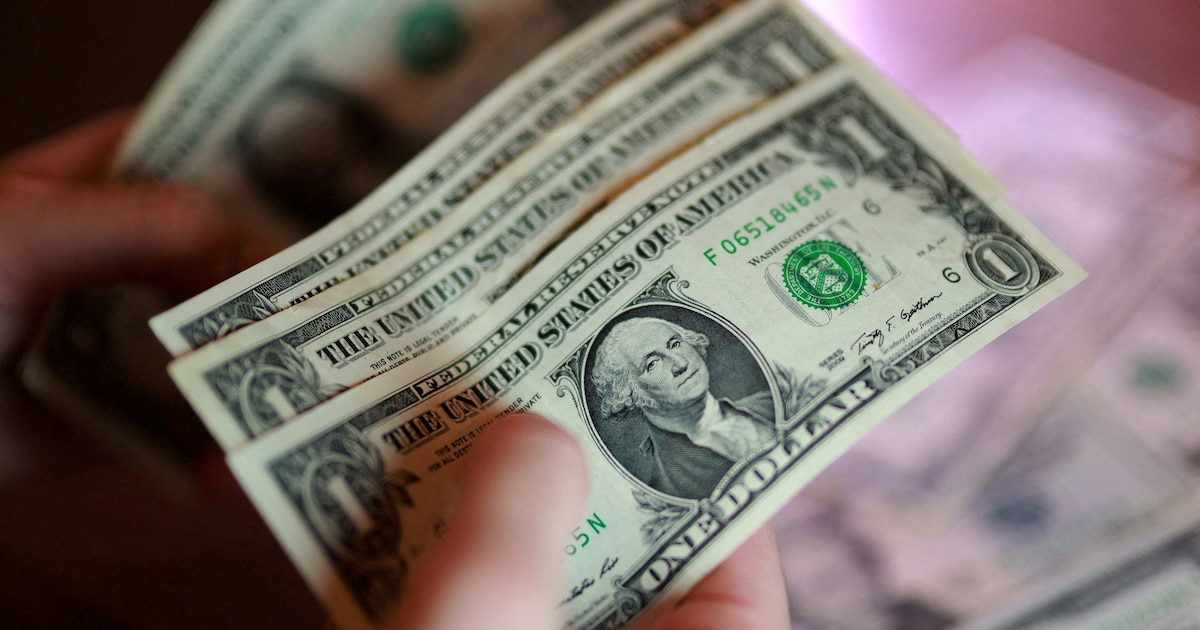 El dólar mayorista bajó a $1.496 y se apartó del máximo semanal
