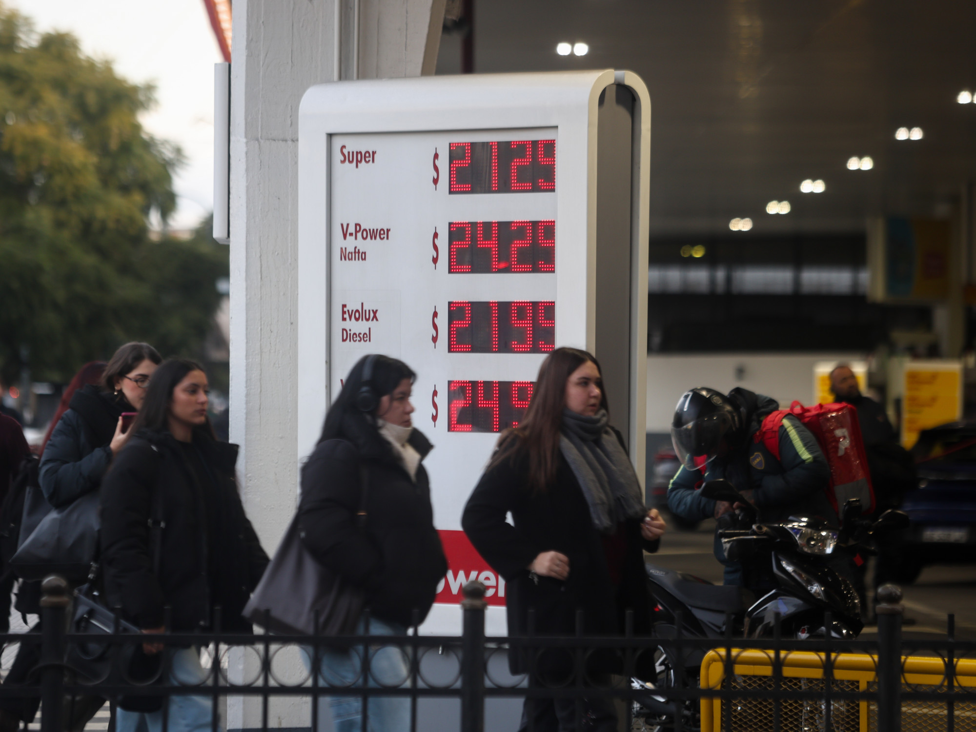 El consumo de combustibles cayó en junio y el semestre terminó en baja