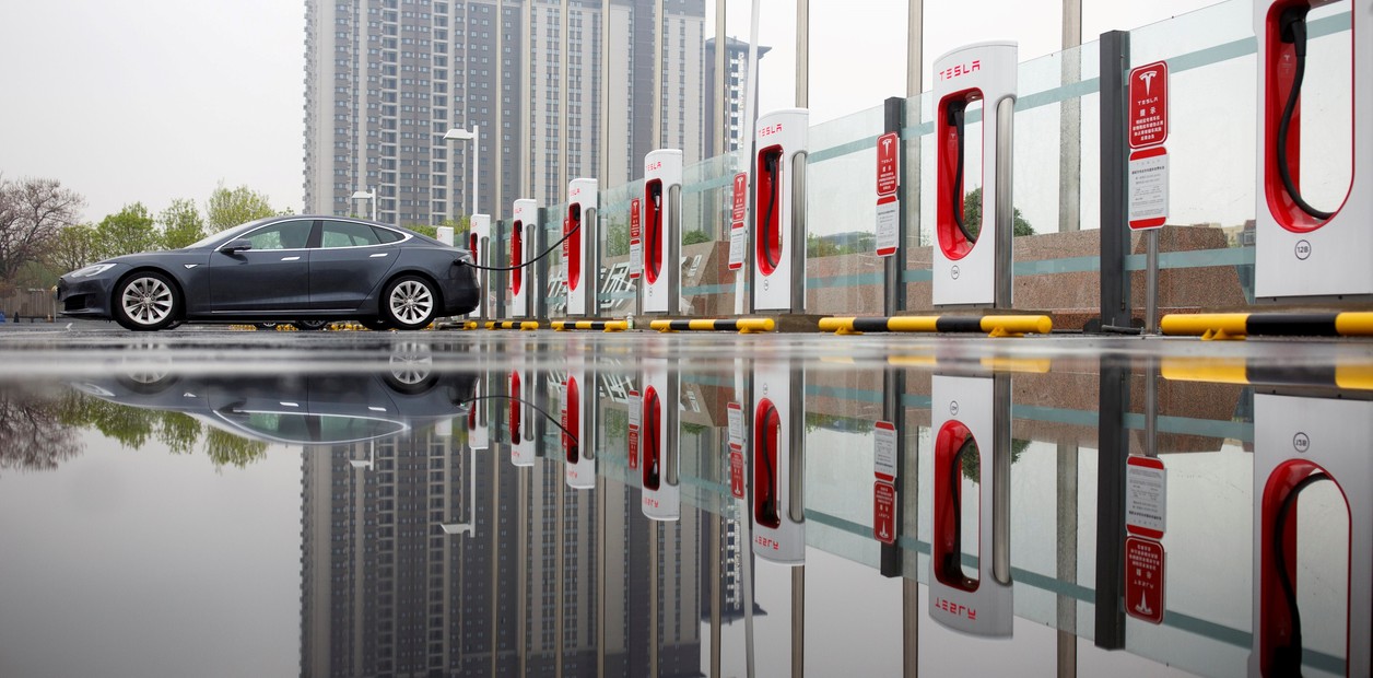 Tesla prepara su llegada a la Argentina con cargadores antes que autos