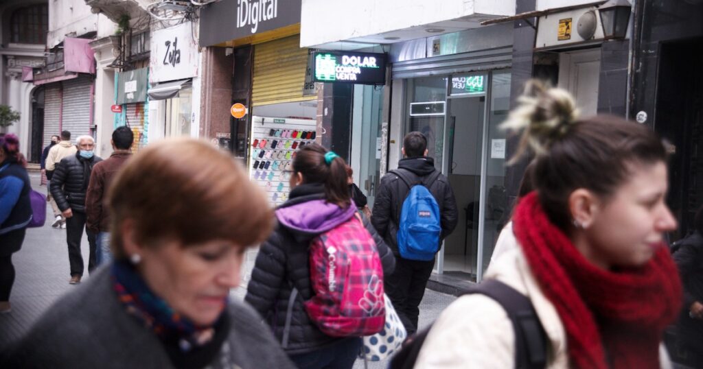 El dólar se mantiene en $1.500 en bancos y el blue cotiza a $1.530