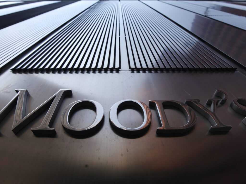 Moody’s elevó la calificación de la deuda argentina y mejoró su perspectiva
