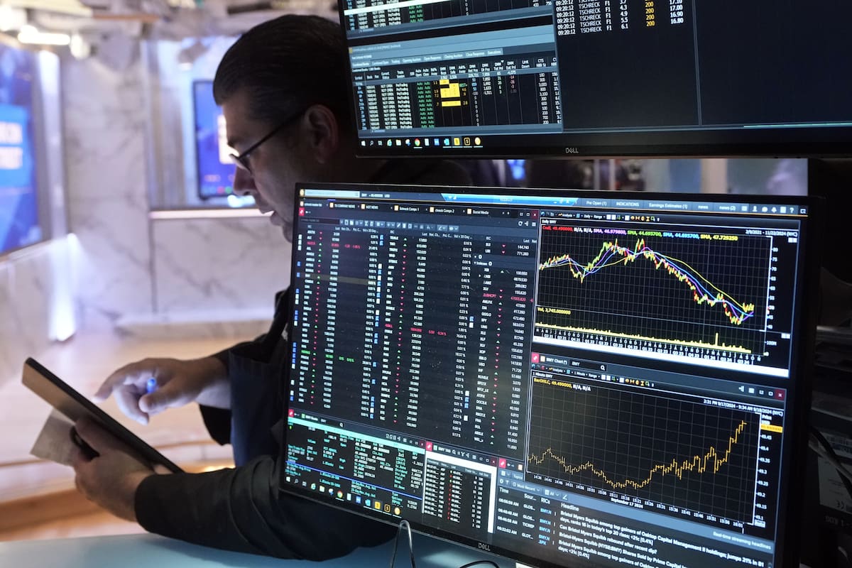 El riesgo país terminó julio en 430 puntos y el dólar mayorista casi no se movió