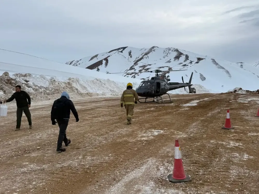 Veladero inicia traslados aéreos preventivos por el temporal en alta montaña