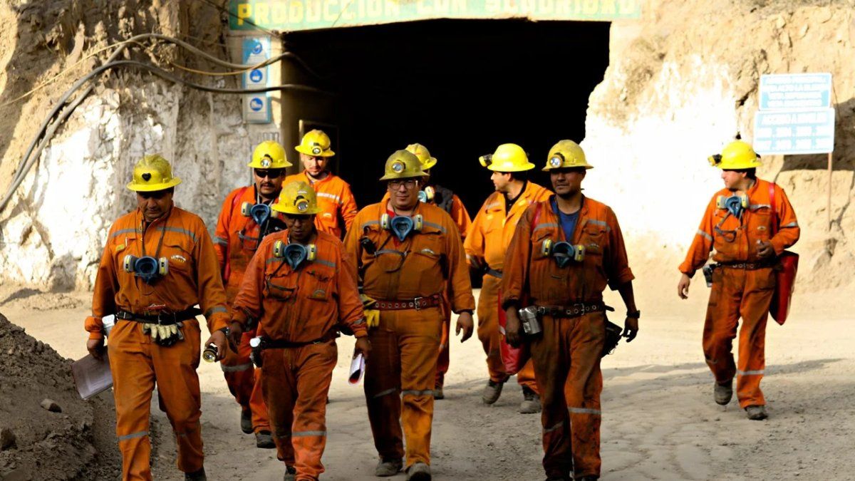 AOMA y CAEM acordaron una recomposición salarial del 7,7% para la minería extractiva