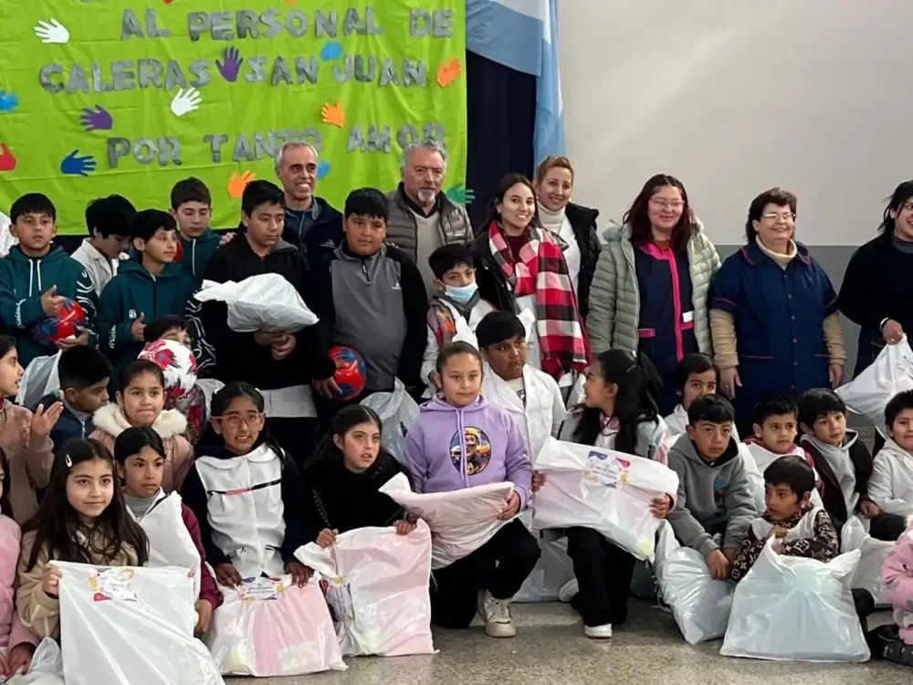 Caleras San Juan entregó 550 obsequios a escuelas de Sarmiento