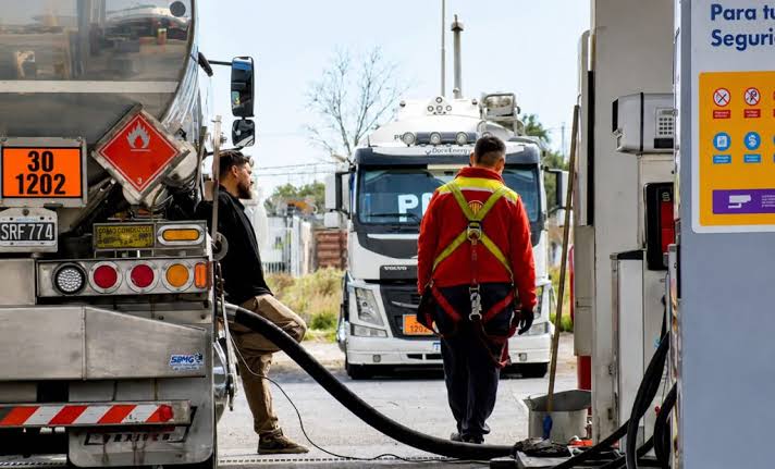 El Gobierno trasladó a octubre la actualización de los impuestos a los combustibles